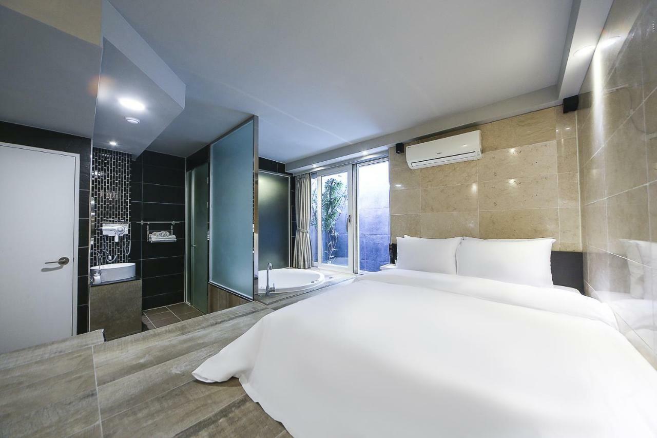 Hotel Story